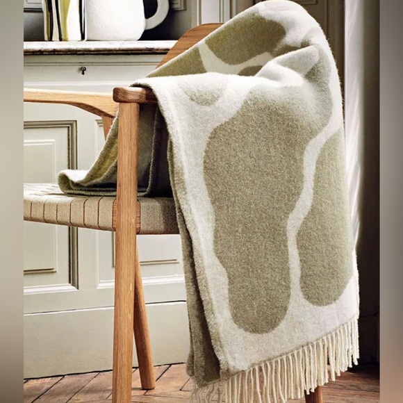 ISO Linnea Andersson blanket in beige or blue. DO NOT BUY - Picture 2 of 2